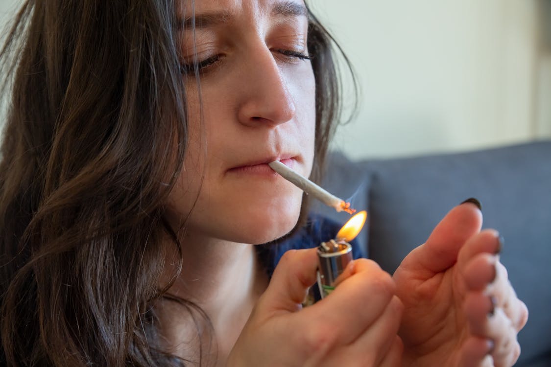 Cannabis y endometriosis – ¿Alivio real o mito terapéutico?