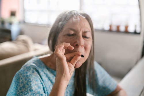 Cannabis en la tercera edad – Beneficios, precauciones y guía práctica